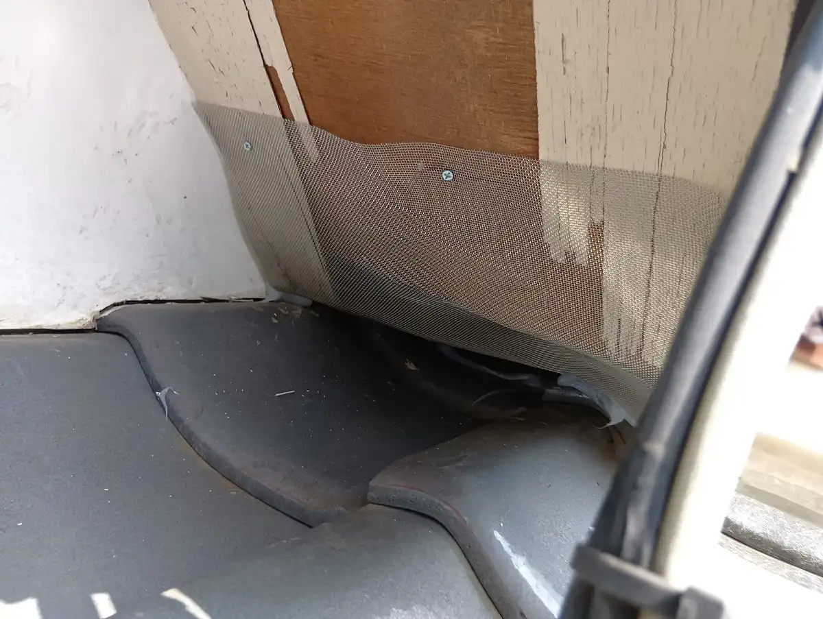 アズサポート撮影_アライグマがはがしたべニア板