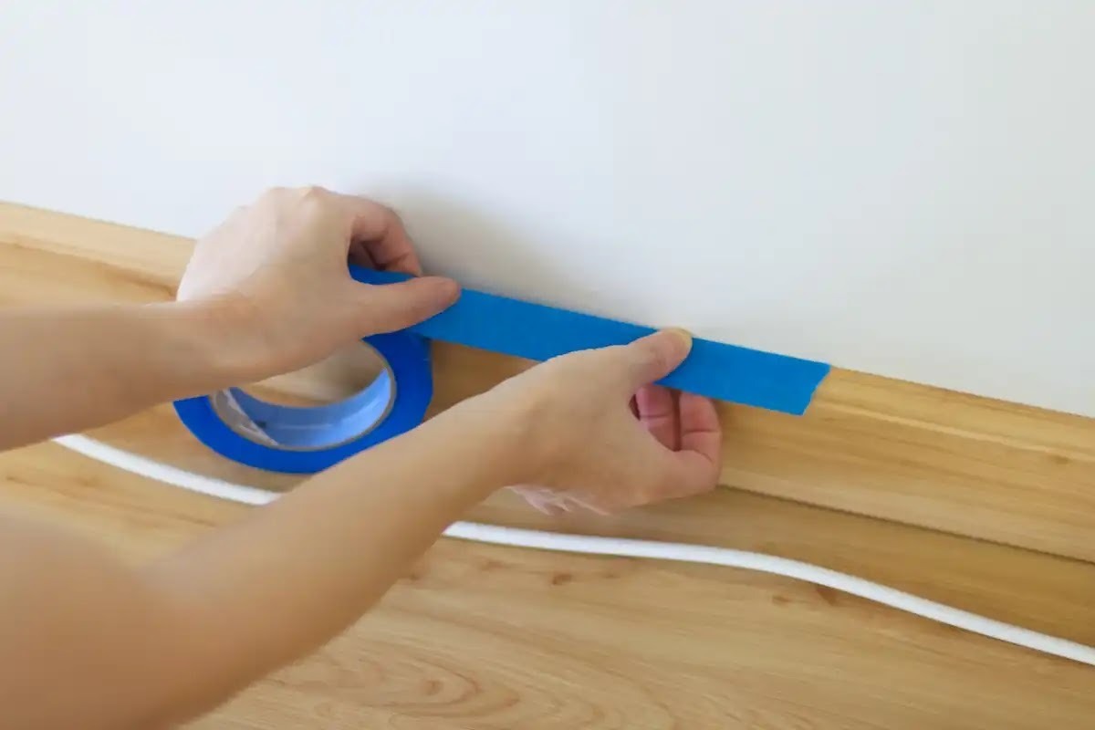 羽アリ対策、出入り口をテープでふさぐ