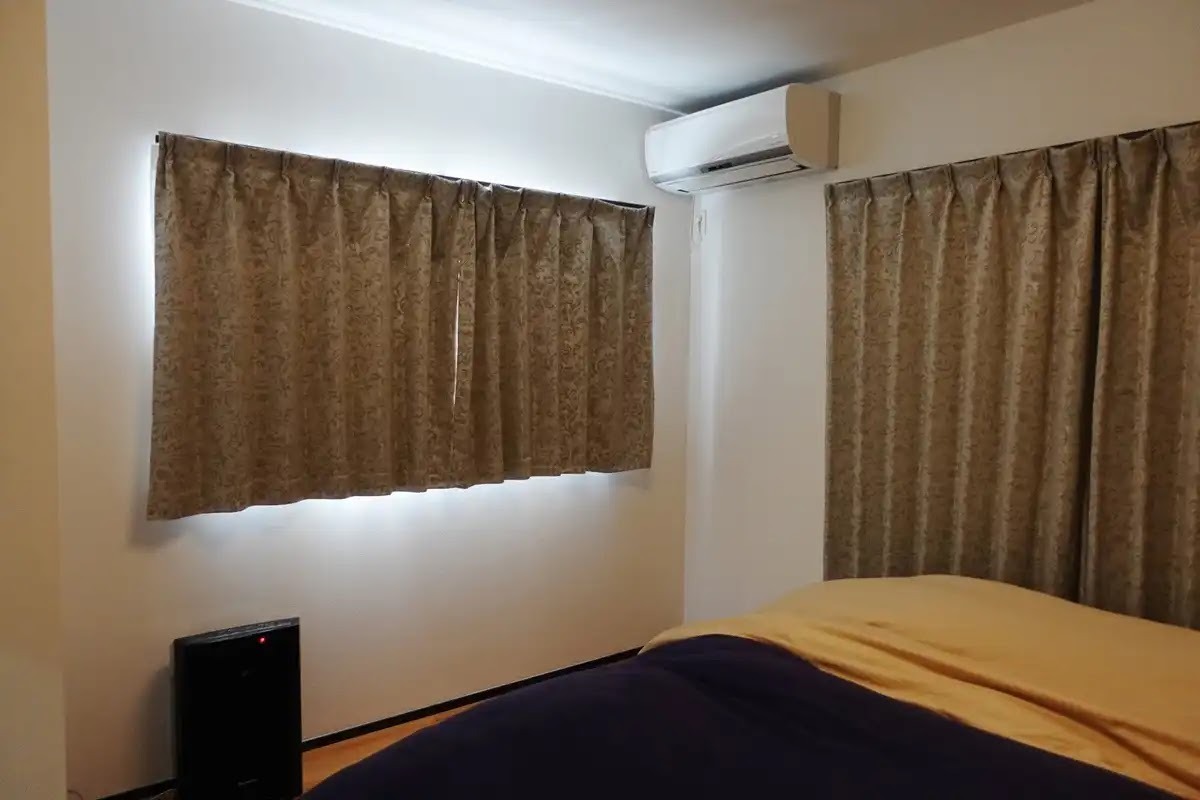 羽アリ対策はカーテンを閉める