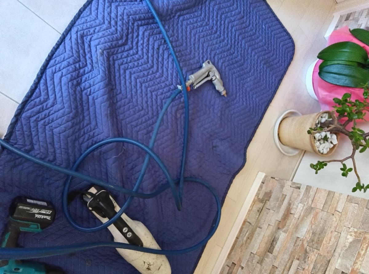 店舗内の床下を穿孔処理をする様子