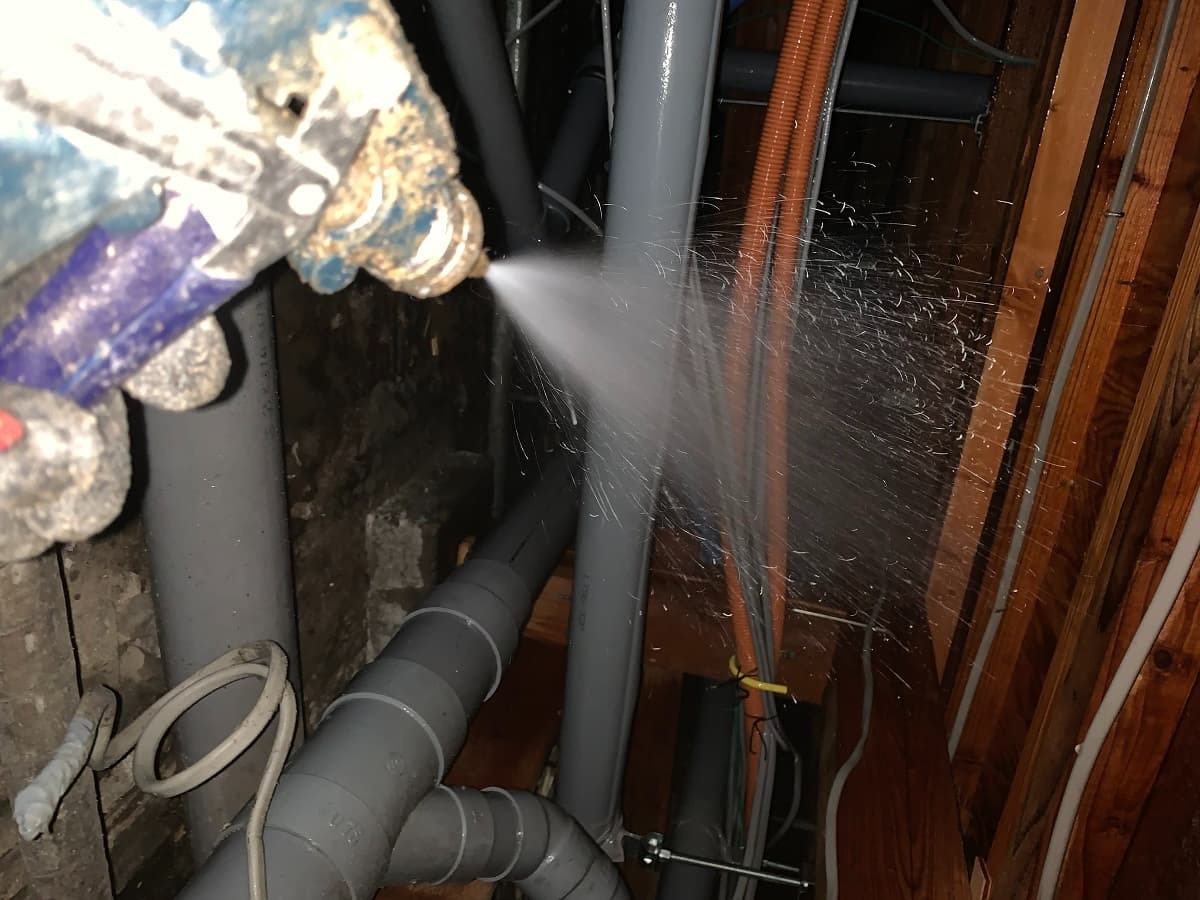 施設床下を木部処理する様子