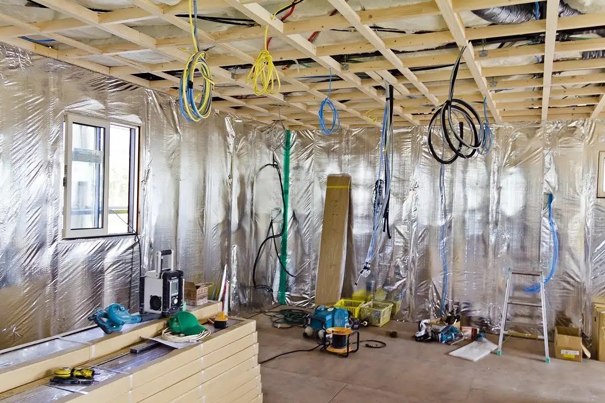 屋根裏は配線が多く、イエシロアリも被害を出すため警戒が必要