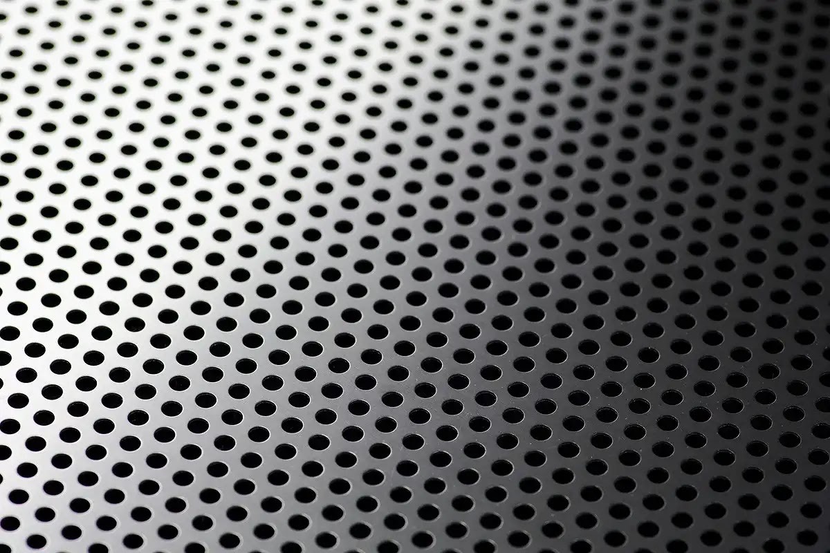 イタチの侵入防止に金網を張る