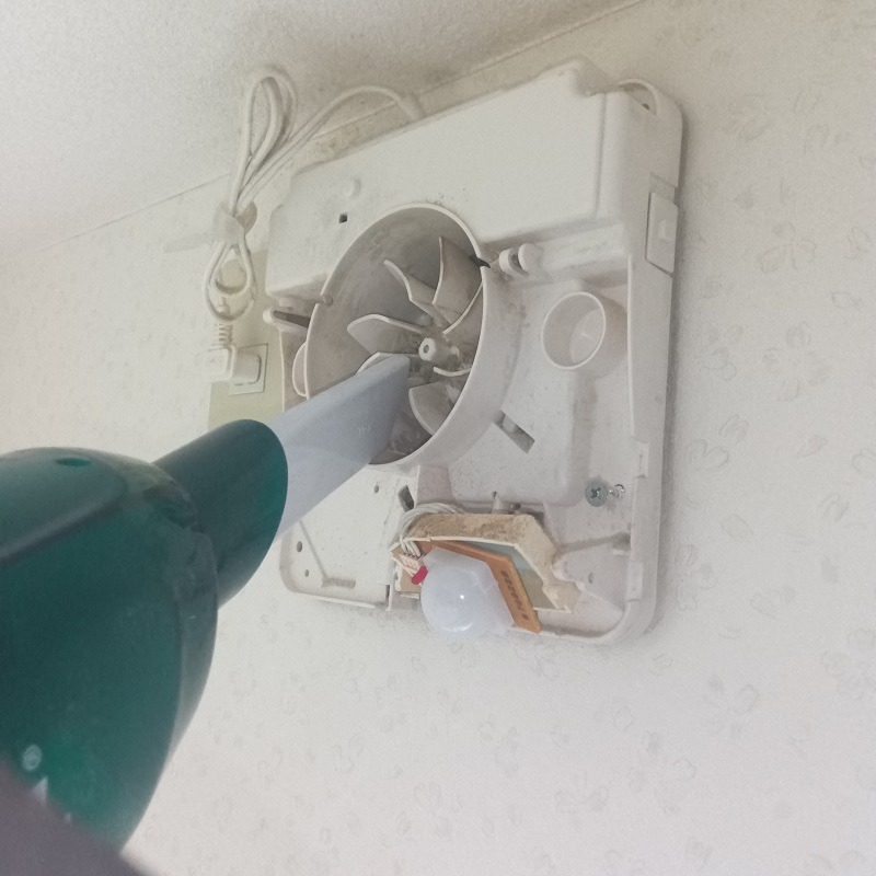 エアコンやダクトのなかなど、駆除と清掃が難しい場所だった
積もるほど大量のフンがあった
隙間が多く、侵入防止工事の箇所が多かった
工場やビルなど、大きく高い建物で高所作業車や足場を使用した