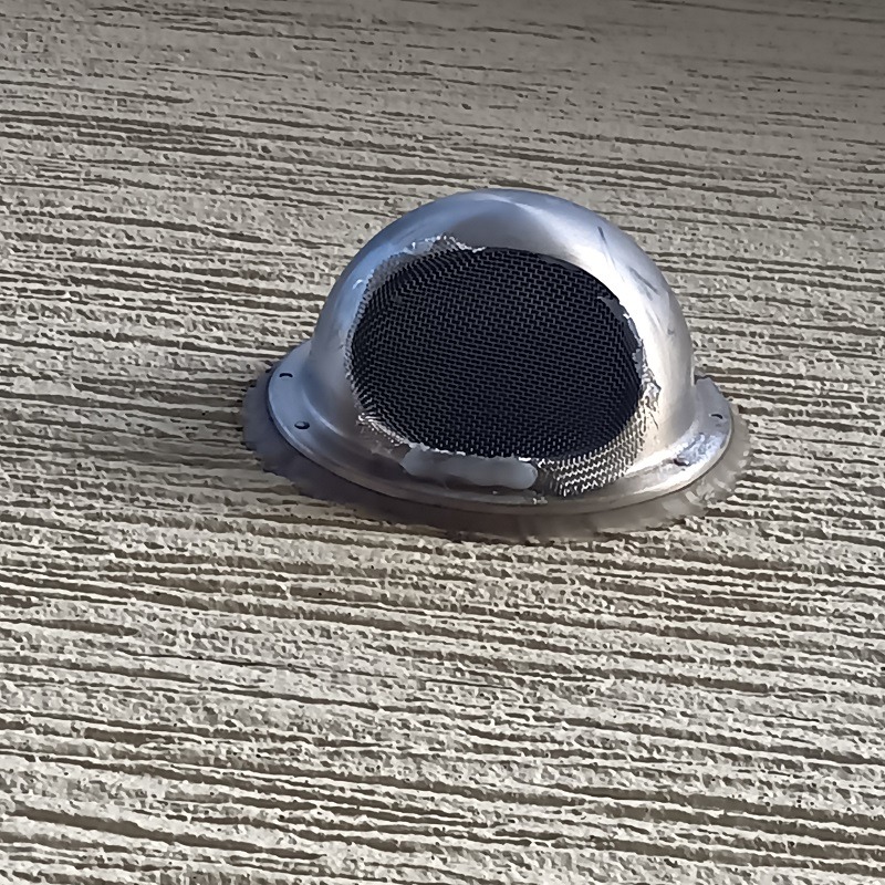 コウモリ対策で排気口を封鎖した様子