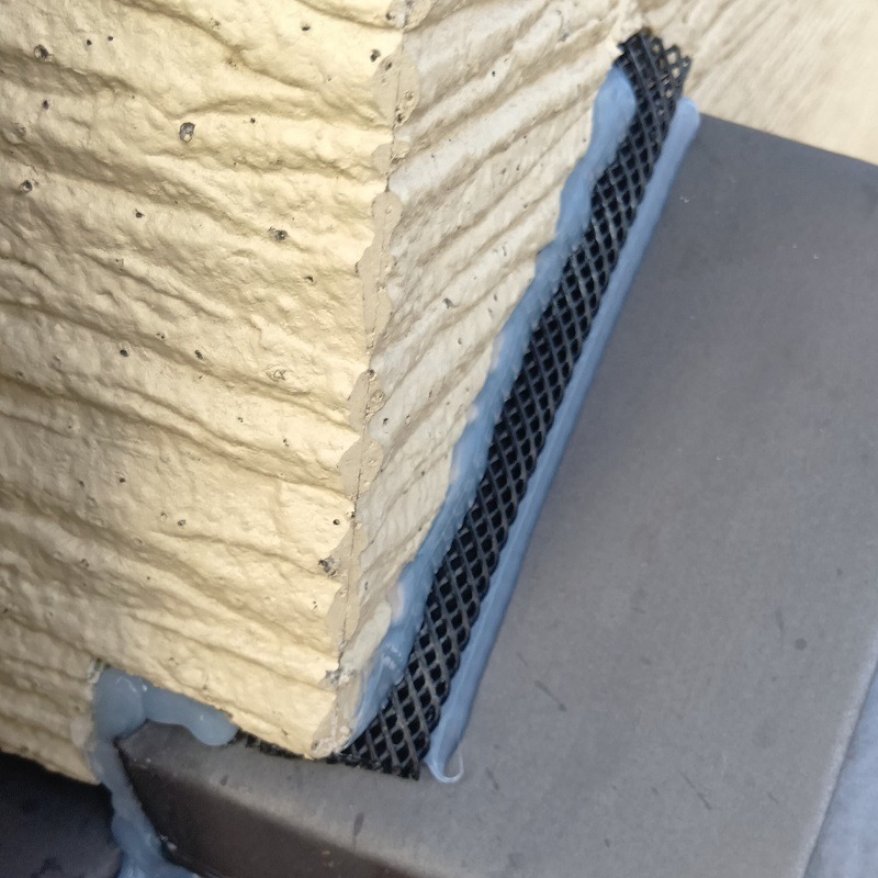 外壁と屋根のすき間を金網とパテで埋めた様子