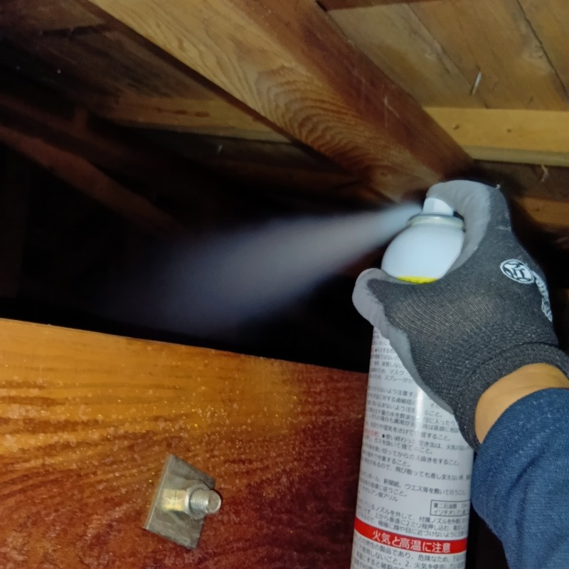 忌避スプレーを散布