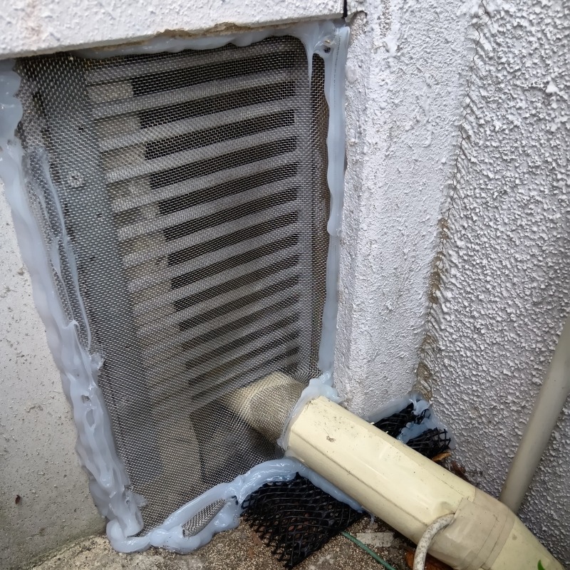 開口部を金網で封鎖