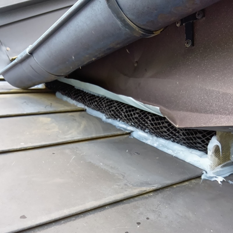 屋根のすき間を封鎖