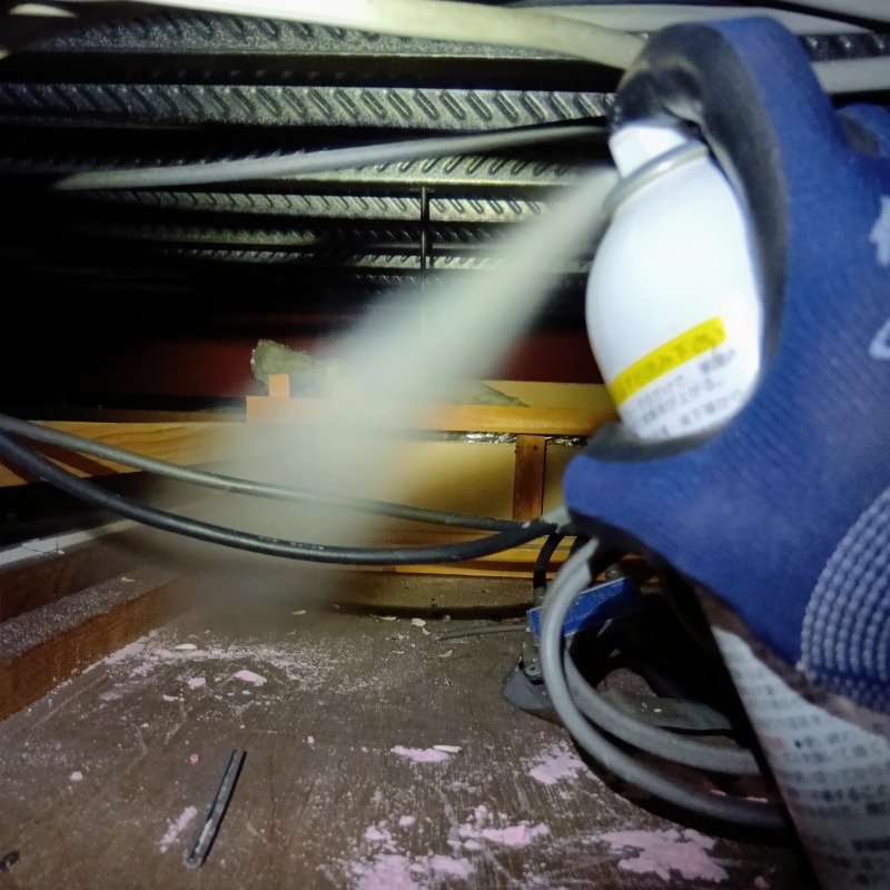 忌避スプレーを散布