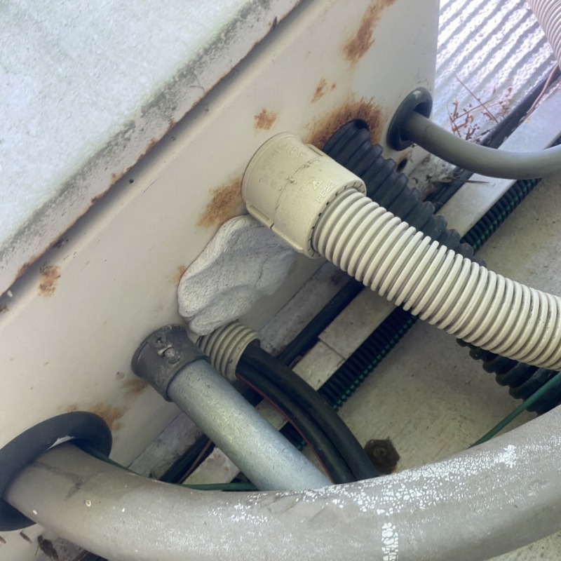 配管が通る穴を封鎖