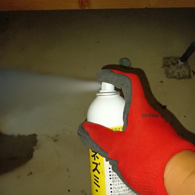 忌避スプレーを散布