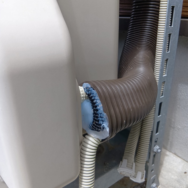 ドレンホースのすき間を封鎖