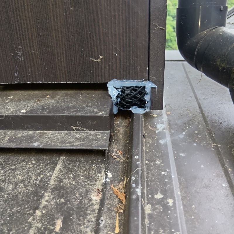 屋根のすき間を封鎖