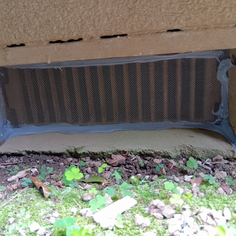 床下換気口を金網で封鎖