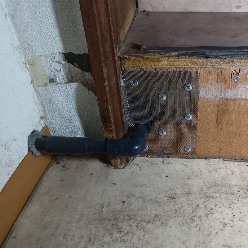 配管が通る穴のすき間をパテで封鎖