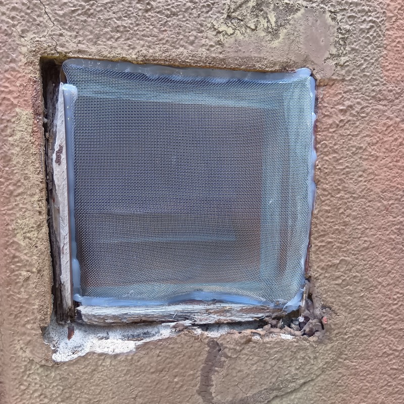 外壁の開口部に金網を設置