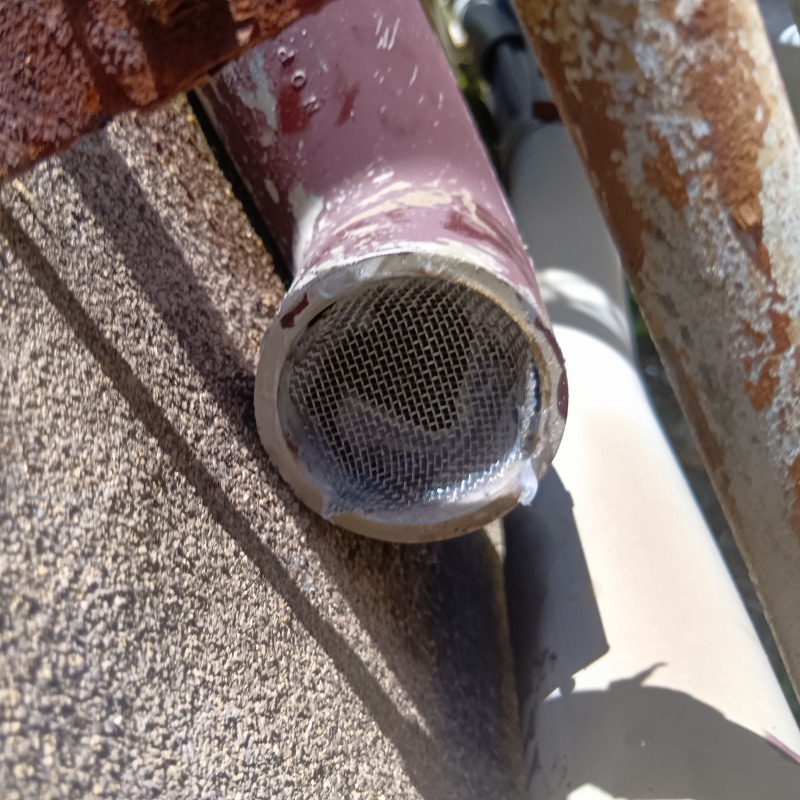 雨どいに金網を設置