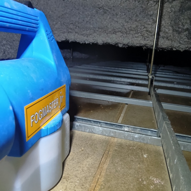 噴霧器で薬剤を散布