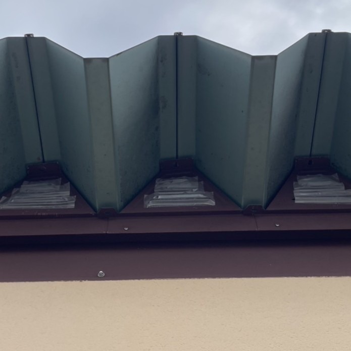 軒部分のすき間を封鎖した様子