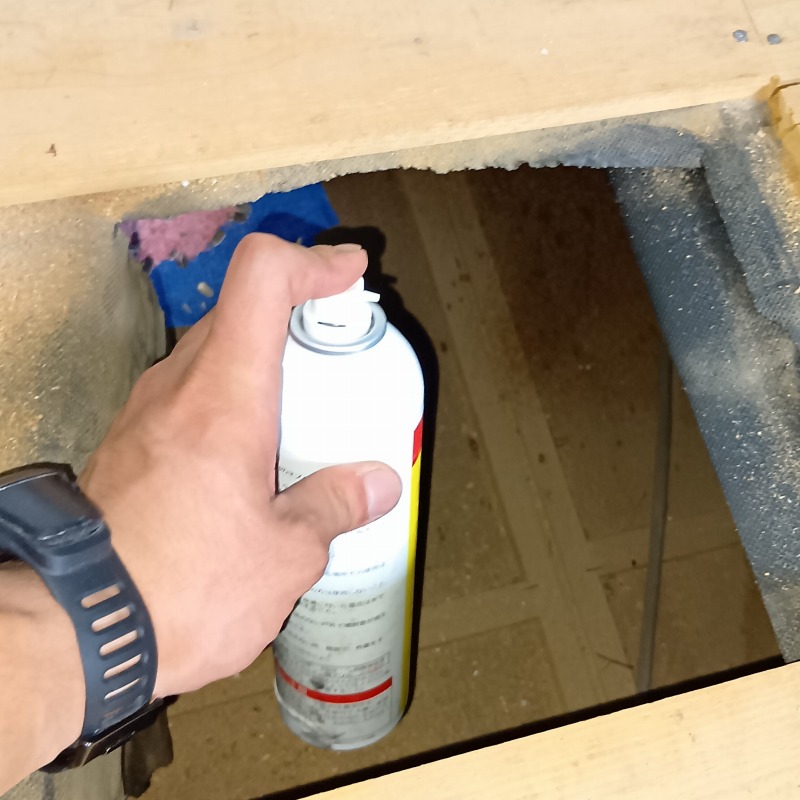 忌避スプレーを散布