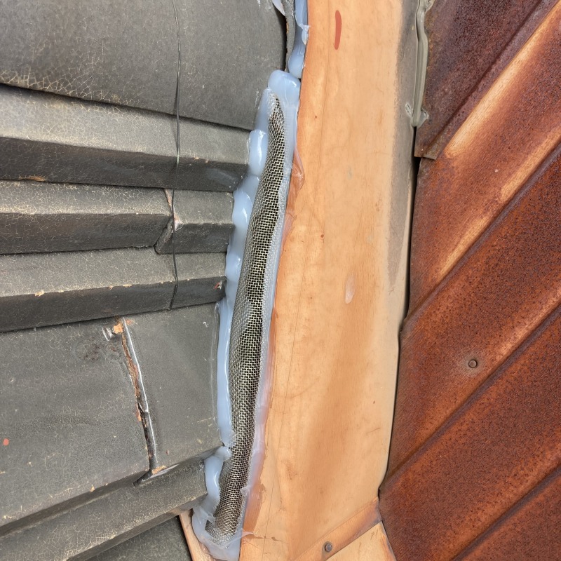 屋根瓦のすき間を封鎖