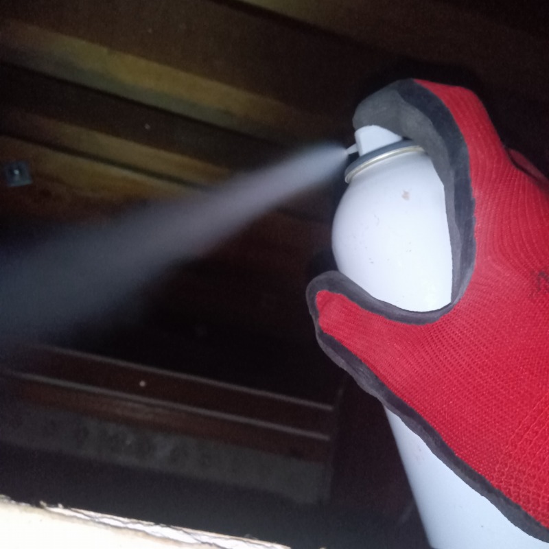 忌避スプレーを散布