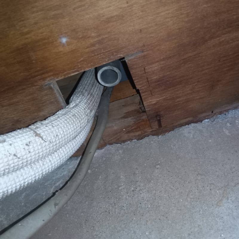 侵入口になっていたエアコンホースが通る穴