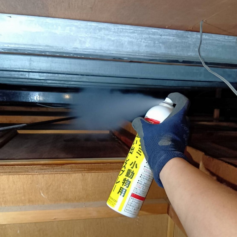 忌避スプレーを散布