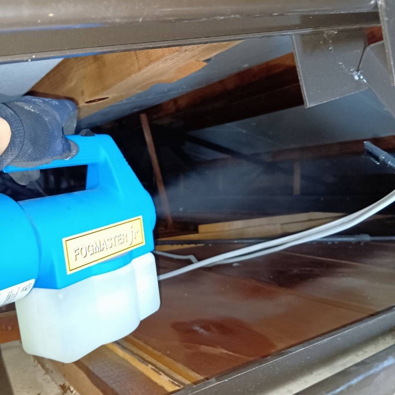 噴霧器で薬剤を散布