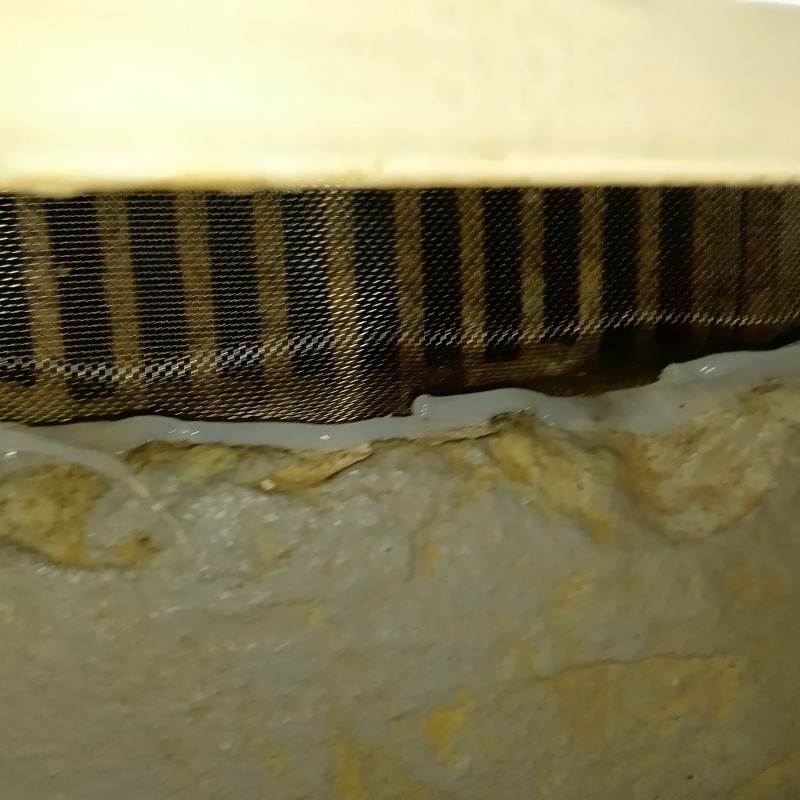 床下換気口に金網を設置