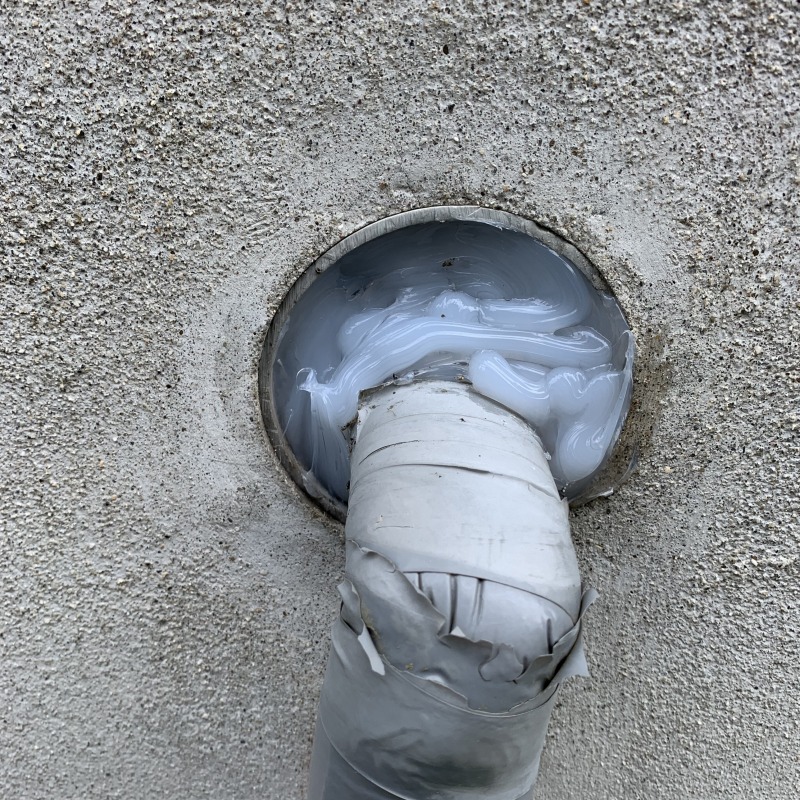 配管が通る穴のすき間をパテで封鎖