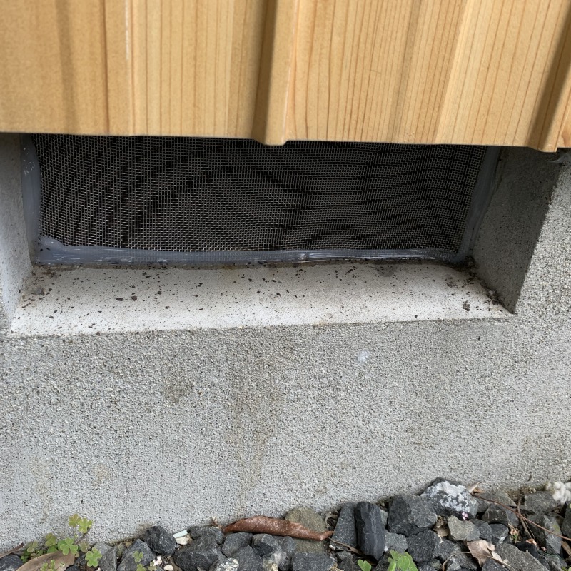 床下換気口を金網で封鎖