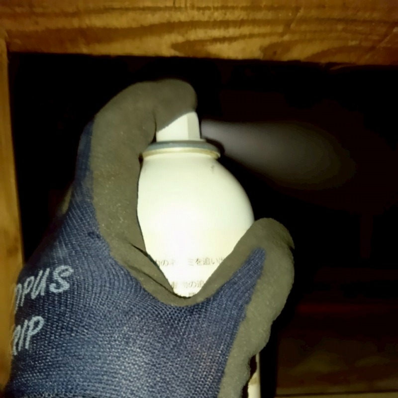 忌避スプレーを散布