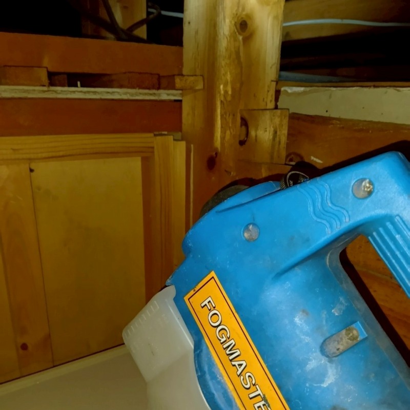 噴霧器で薬剤を散布