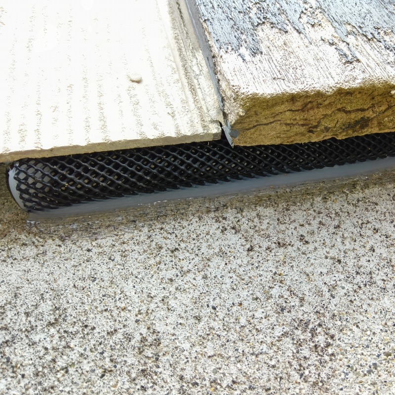 開口部をネットとパテで封鎖