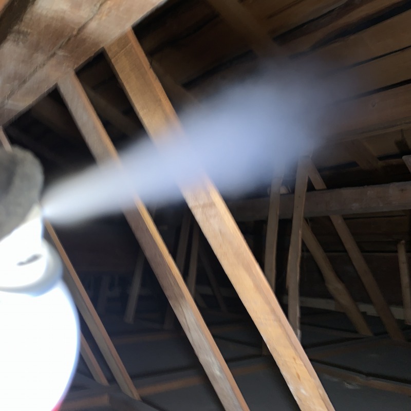 忌避スプレーを散布