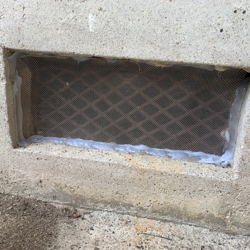 床下換気口を金網とパテで封鎖