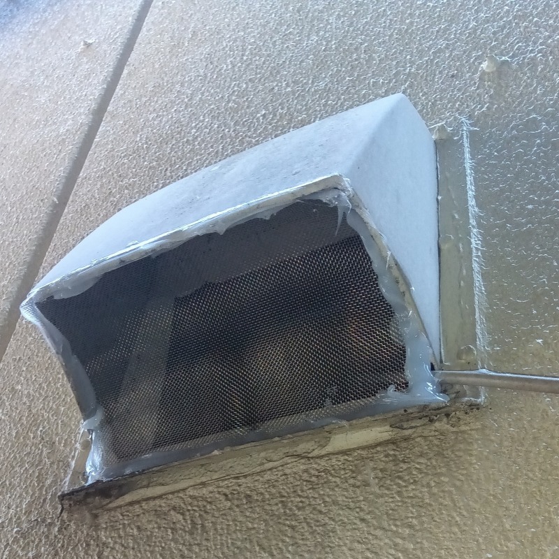 換気口の開口部を金網で封鎖