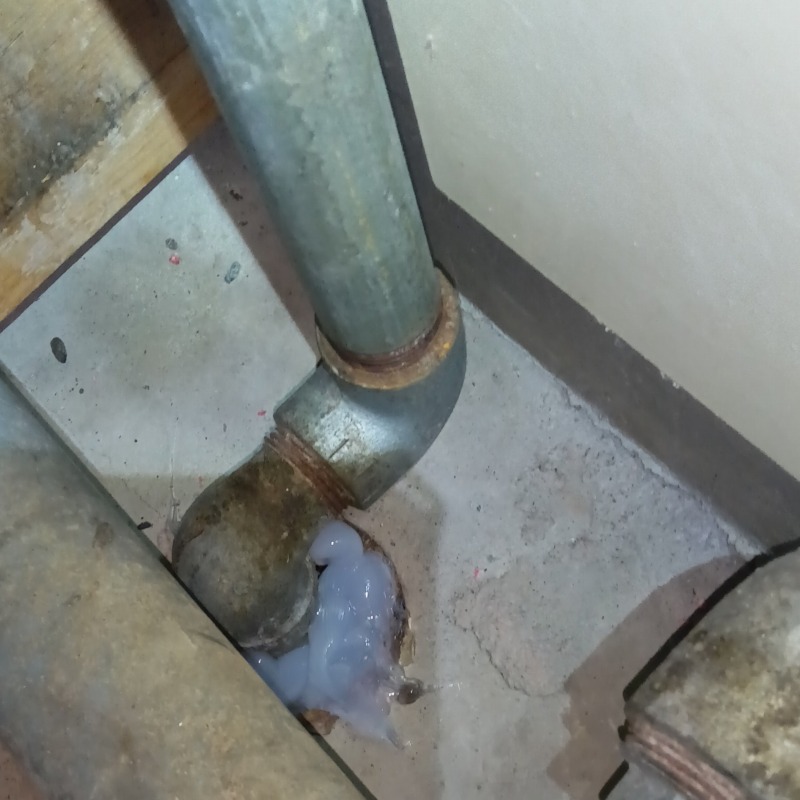 配管が通る穴のすき間をパテで封鎖