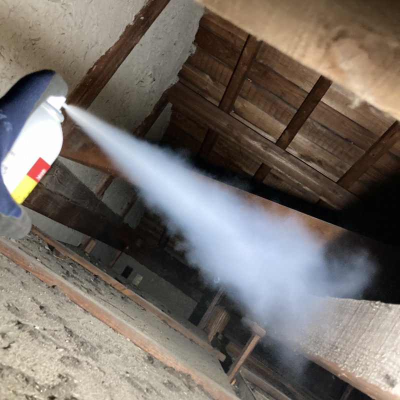 忌避スプレーを散布