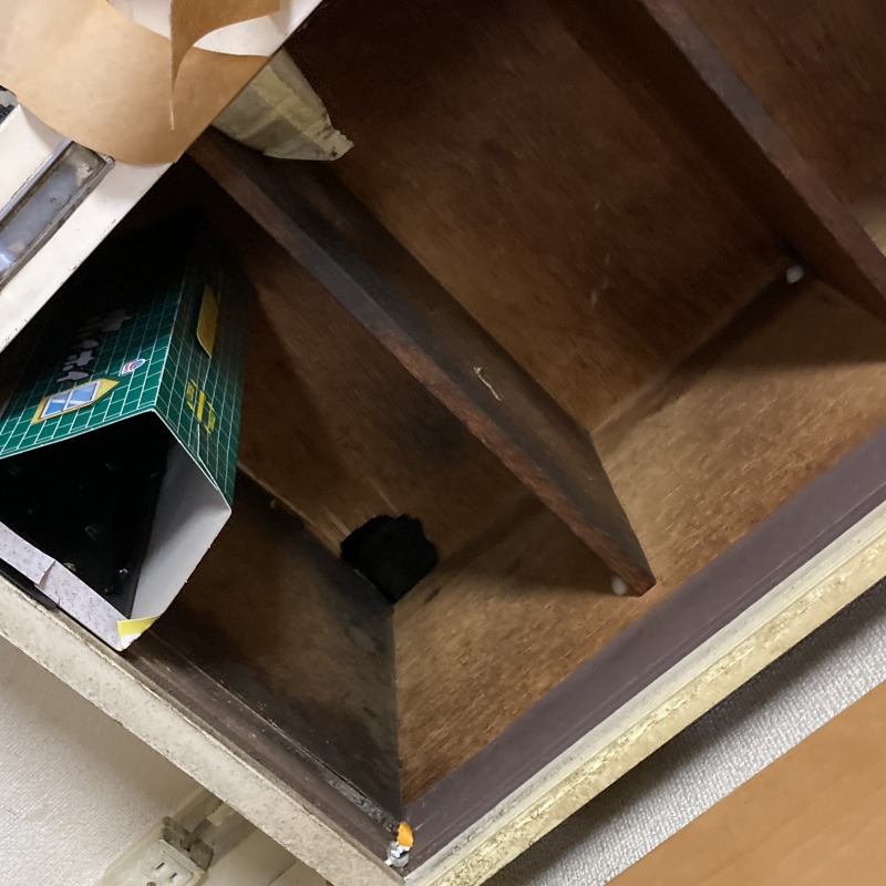 戸棚の奥に開いた穴