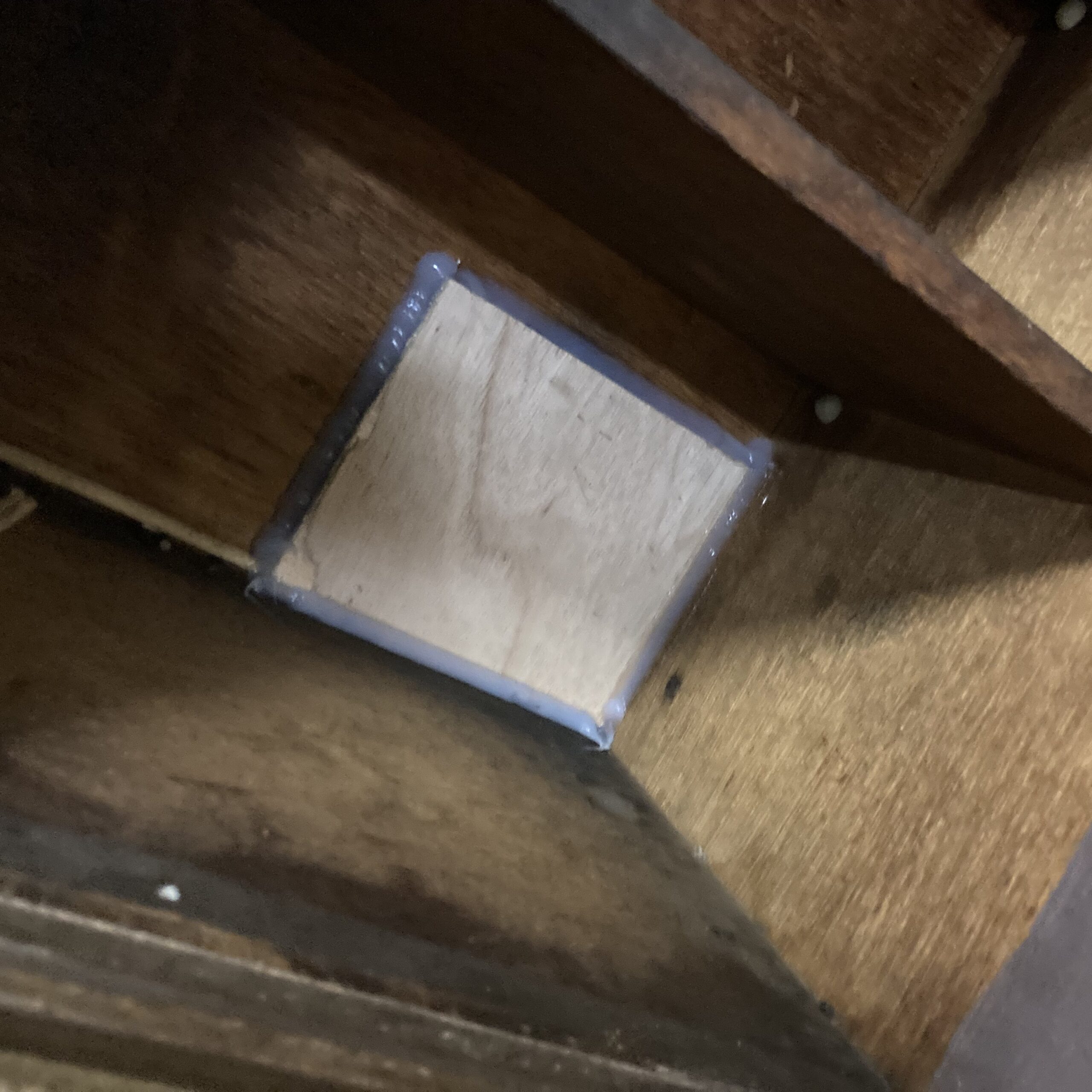 戸棚の奥に開いた穴をふさいだ様子