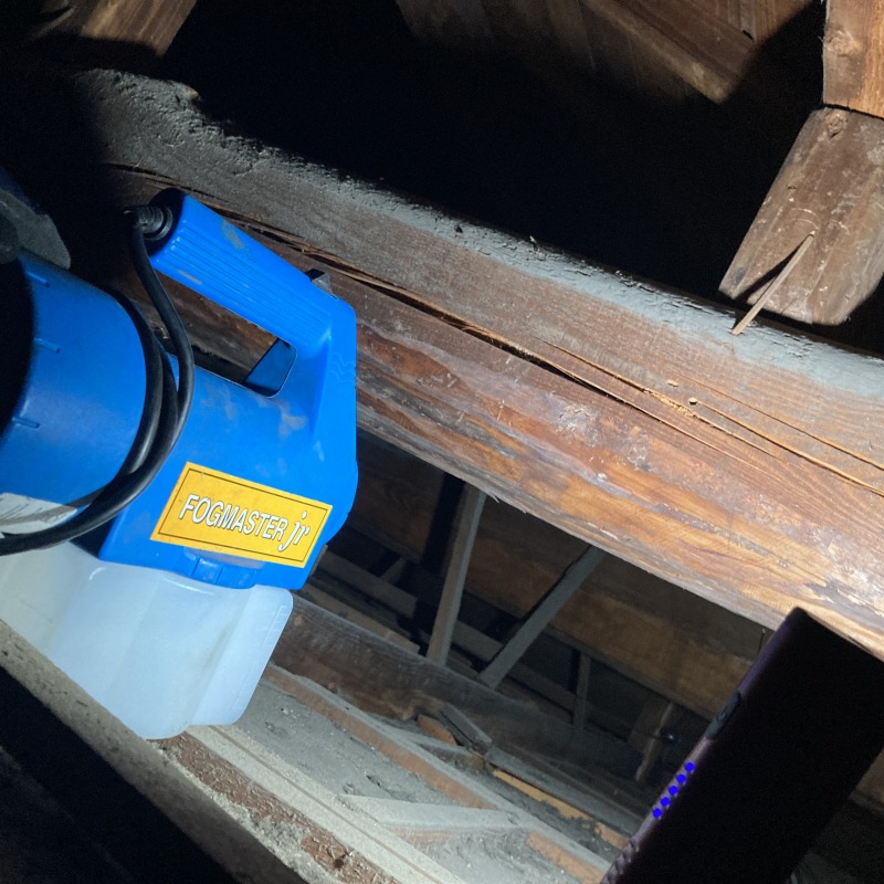 噴霧器で薬剤を散布