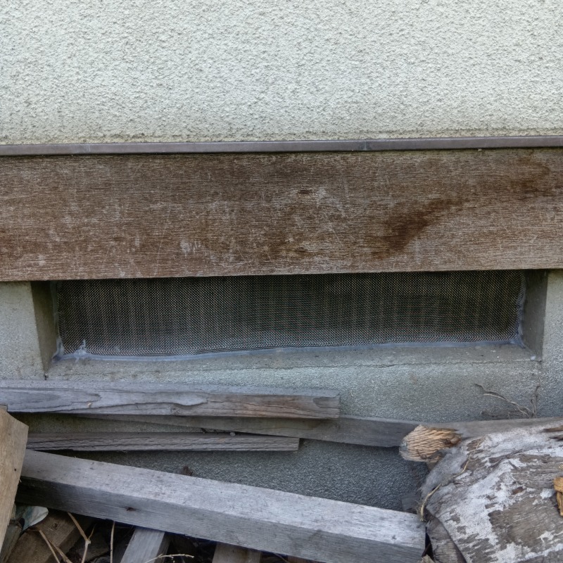 床下換気口を金網で封鎖