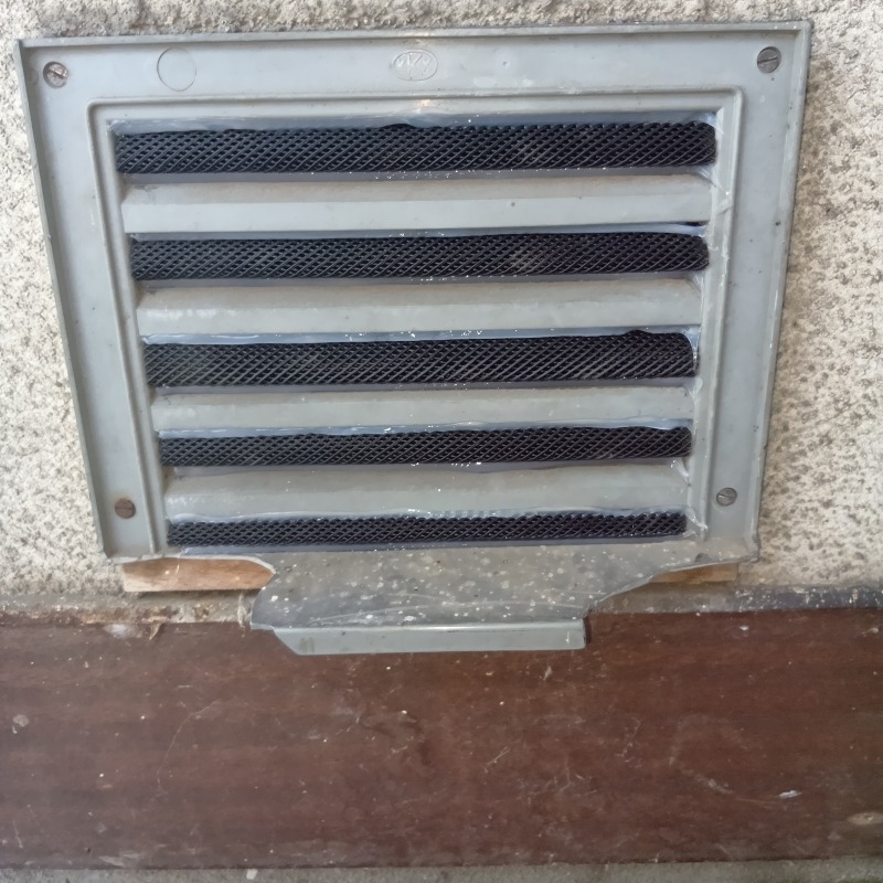 外壁の換気口全体をネットで封鎖