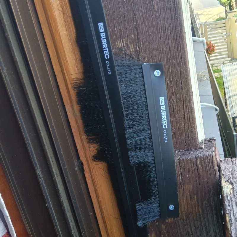 戸袋の取っ手にブラシを設置した様子