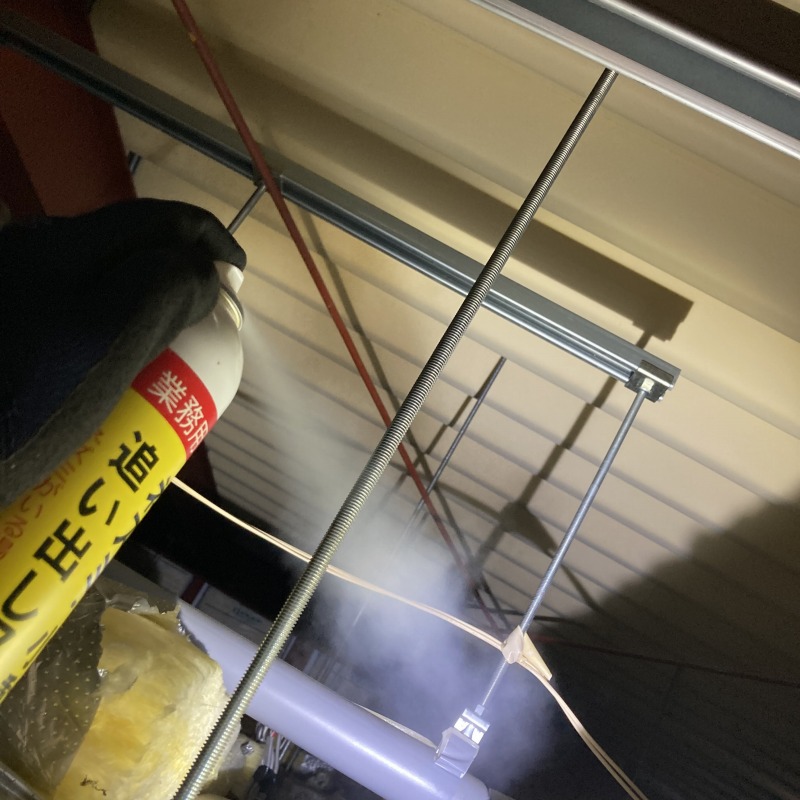 忌避スプレーを散布