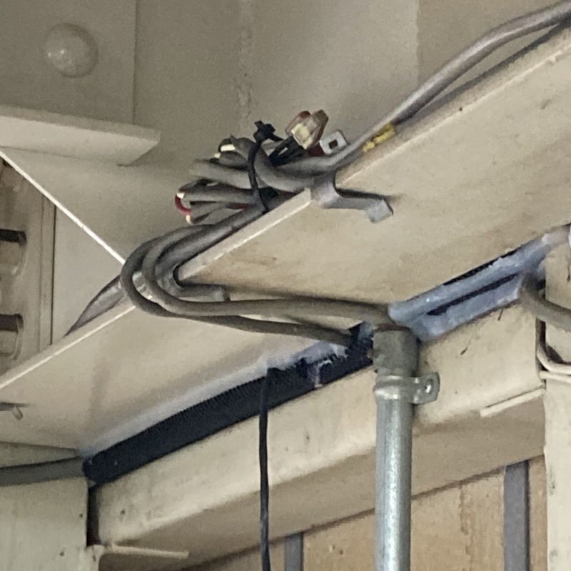 壁のすき間をパテで封鎖