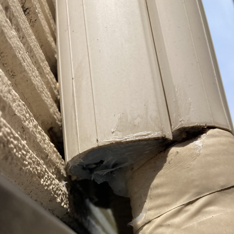 配管カバーのすき間をパテで封鎖